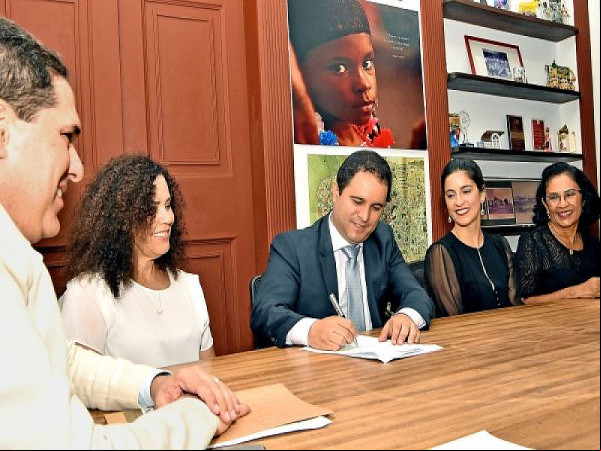 Prefeito Edivaldo assina Termo de Compromisso para reforma da Praça Dom Pedro II. Foto: Ascom